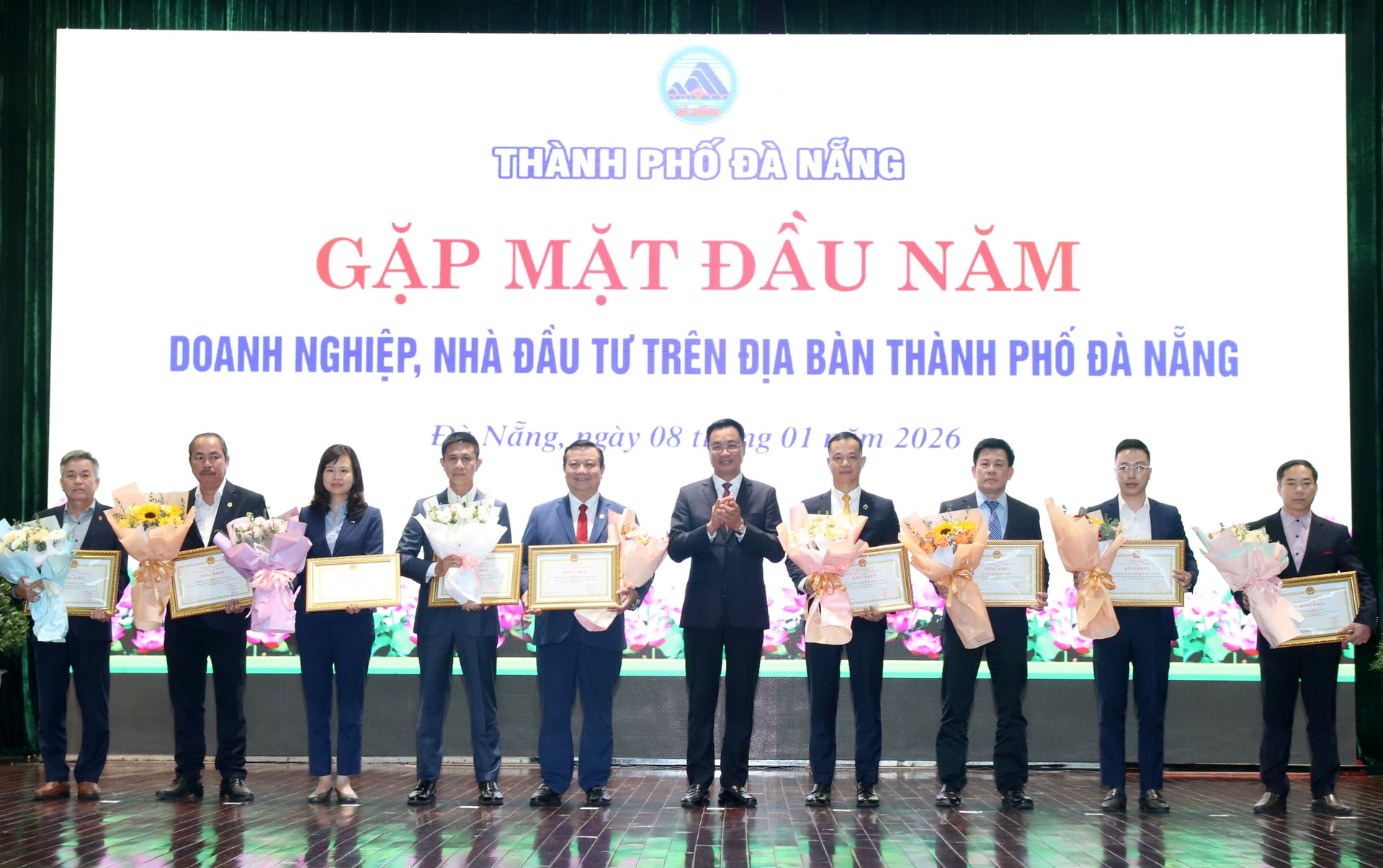 Bí thư Thành ủy Lê Ngọc Quang trao thưởng các tập thể thực hiện công tác an sinh xã hội và phòng chống thiên tai nổi bật trên địa bàn thành phố. Ảnh: TRỌNG HUY