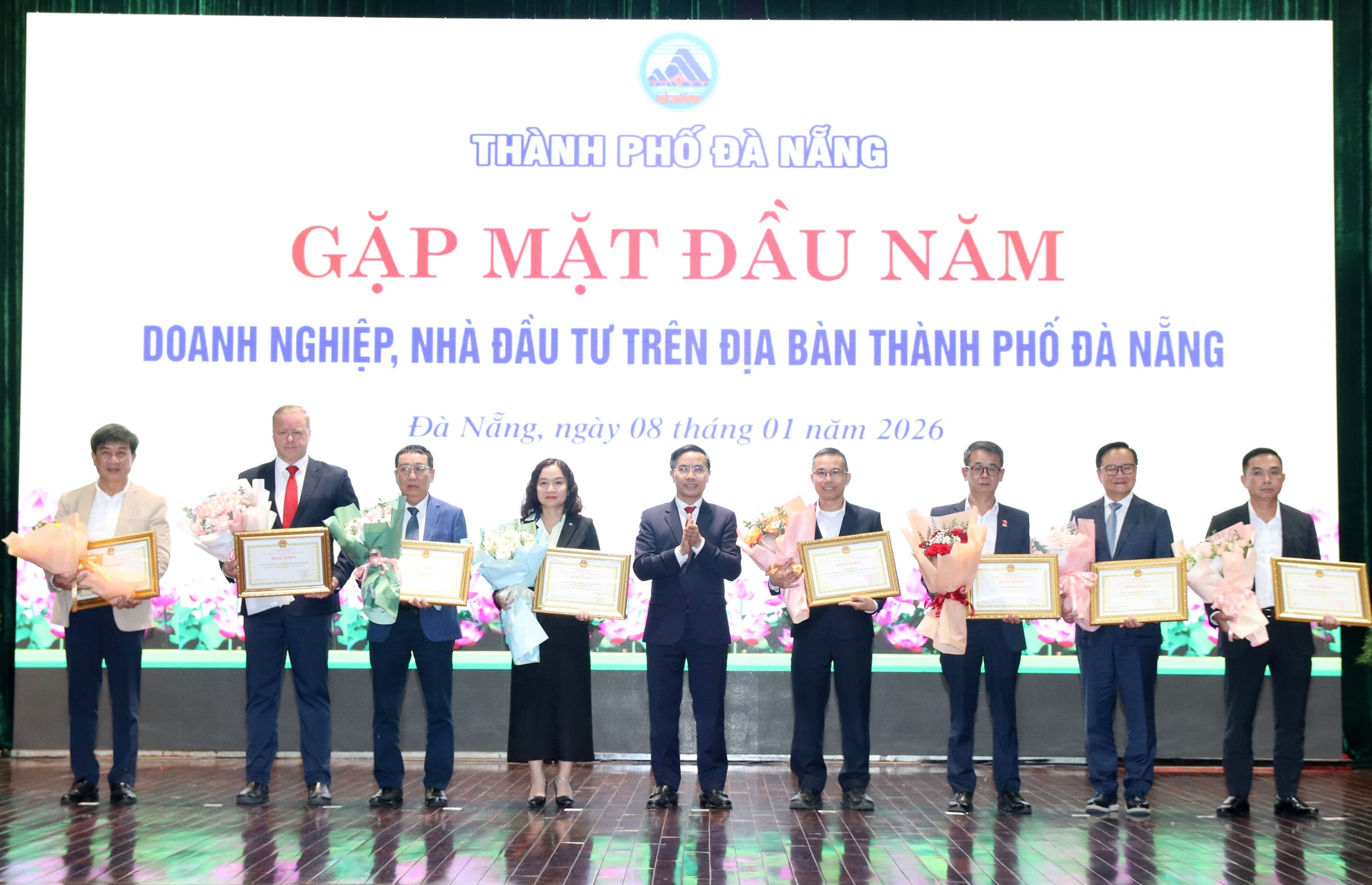 Các tập thể nộp thuế lớn vào ngân sách được tặng thưởng. Ảnh: TRỌNG HUY