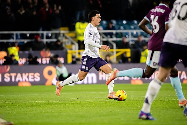 Lisandro Martinez thể hiện kỹ năng chuyền bóng và tranh chấp ấn tượng trong trận gặp Burnley.