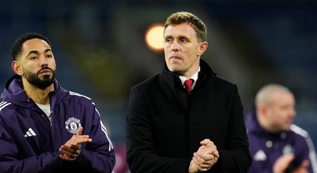 Darren Fletcher chỉ đạo Manchester United trong ngày ra mắt trên cương vị huấn luyện viên tạm quyền.