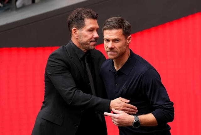 Diego Simeone chuẩn bị có màn đối đầu chiến thuật với Xabi Alonso tại Jeddah.