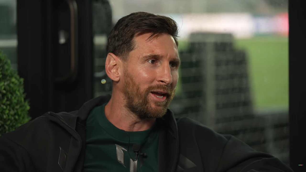 Messi là siêu sao trên sân, bình dị ngoài đời.