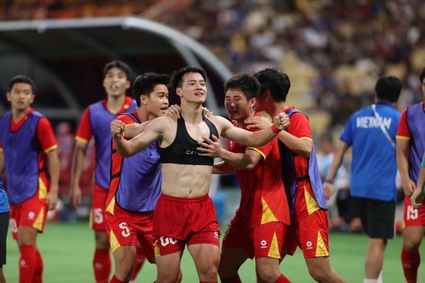 Thanh Nhàn mừng bàn thắng trong màu áo U23 Việt Nam