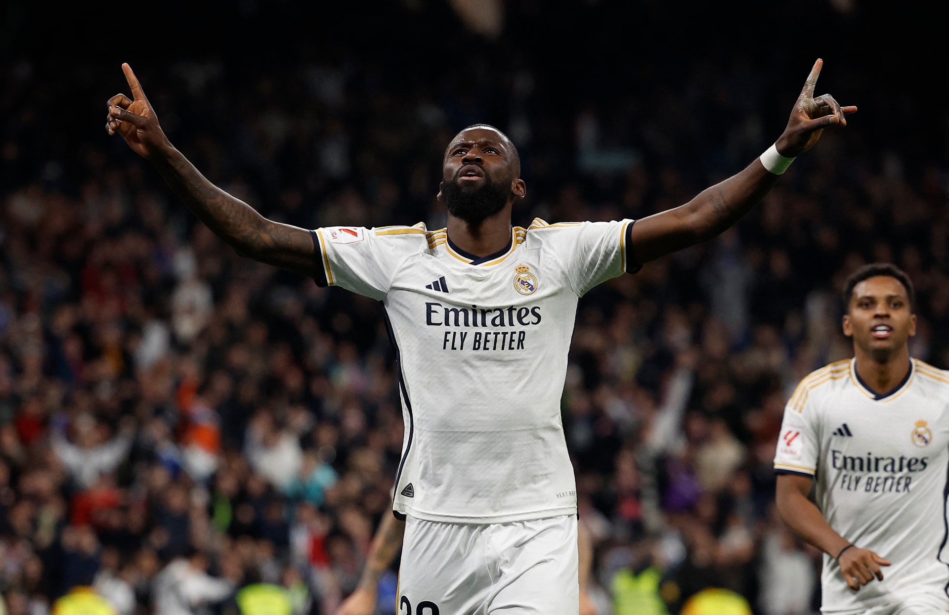 Trung vệ Antonio Rudiger thi đấu trong màu áo Real Madrid