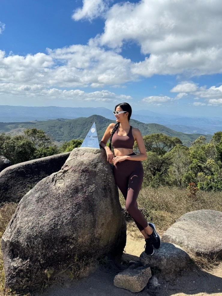 Hoàng Thùy trekking chinh phục đỉnh Chư Nâm