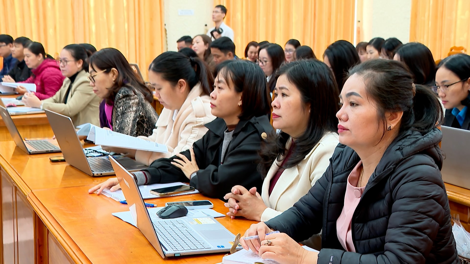 Cán bộ tài chính - kế toán công đoàn xã, phường dự buổi tập huấn