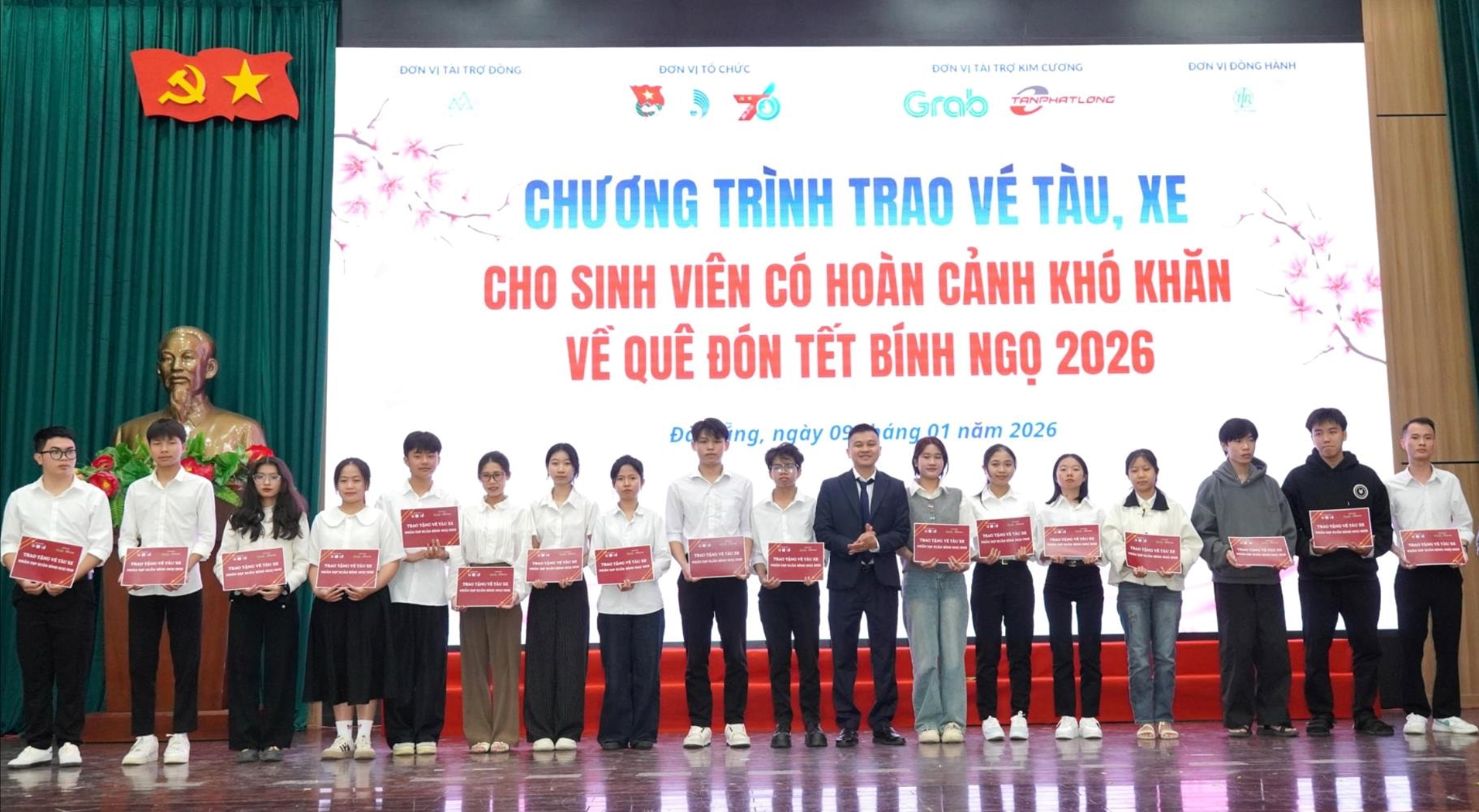 Đơn vị tài trợ trao vé tàu, xe cho sinh viên có hoàn cảnh khó khăn. Ảnh: NGỌC HÀ