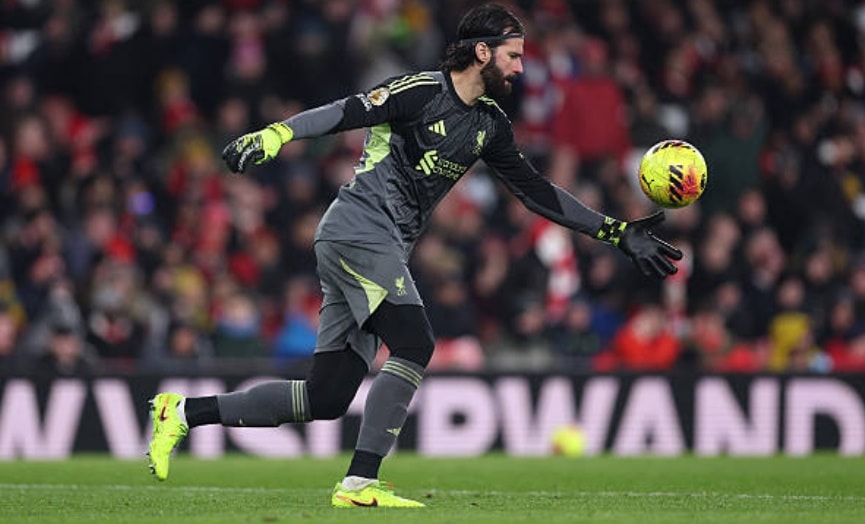 Thủ thành Alisson Becker duy trì sự tập trung cao độ trong trận đấu với Arsenal tại Emirates.