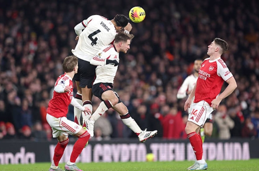 Virgil van Dijk chỉ huy hàng phòng ngự Liverpool bọc lót cho nhau hiệu quả.