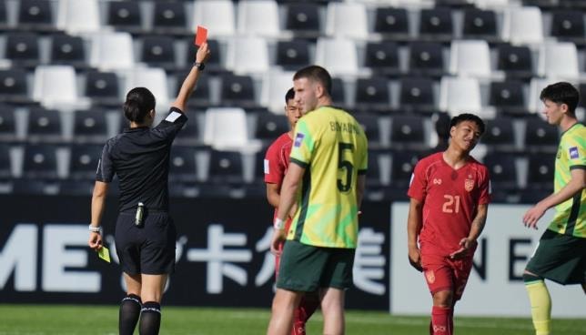 Chiếc thẻ đỏ oan nghiệt khiến U23 Thái Lan thua ngược Australia.