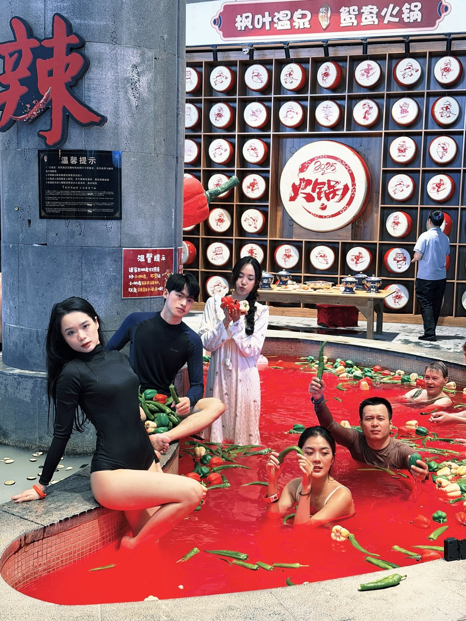 Cận cảnh các loại topping trong bể tắm lẩu