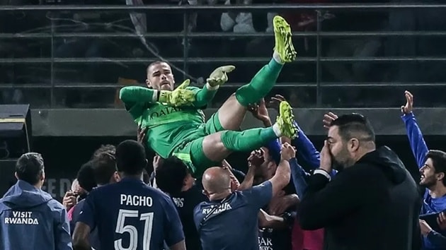 Toàn đội PSG ăn mừng chức vô địch Siêu cúp Pháp cùng thủ thành Lucas Chevalier