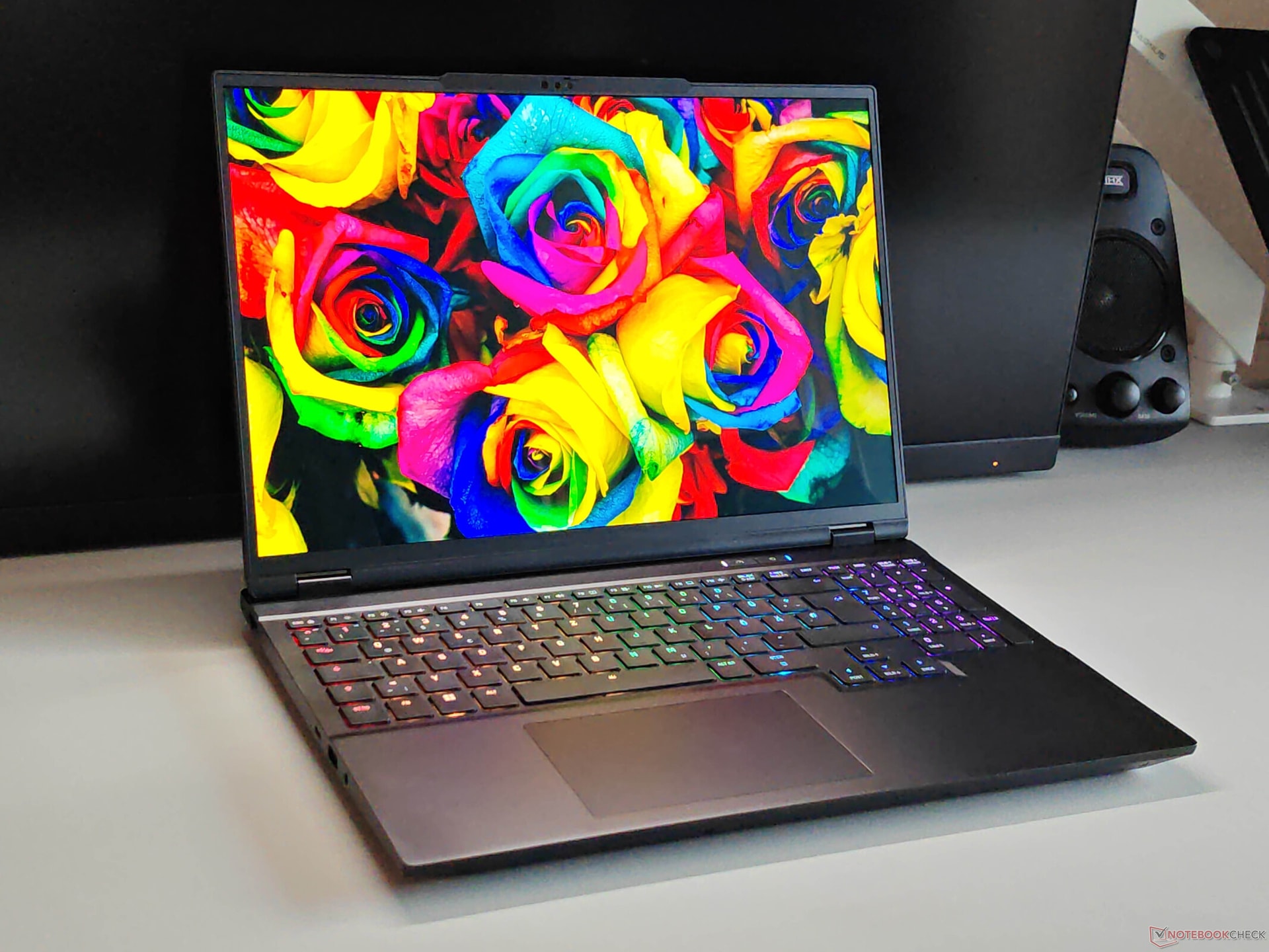 Cận cảnh thiết kế laptop gaming XMG Fusion 16 (M25)