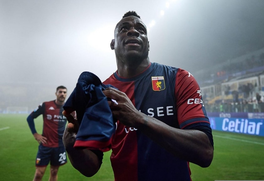 Tiền đạo Mario Balotelli trong màu áo Genoa
