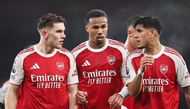 Hàng công Arsenal bỏ lỡ nhiều cơ hội ngon ăn trong hiệp một trận đại chiến với Liverpool.