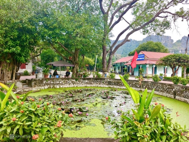 Hồ nước trước động Kính Chủ hình thành từ hố bom
