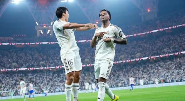 Rodrygo và các đồng đội ăn mừng bàn thắng nhân đôi cách biệt.