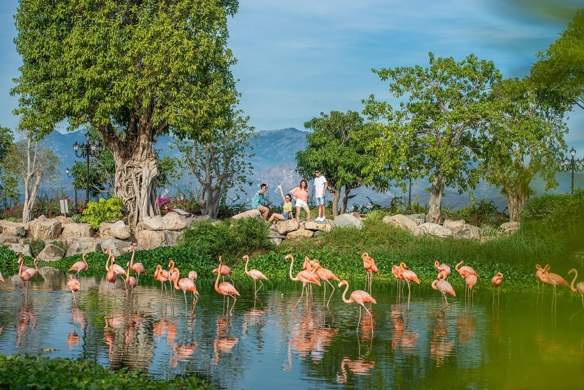 Toàn cảnh khu King's Garden tại VinWonders Nha Trang