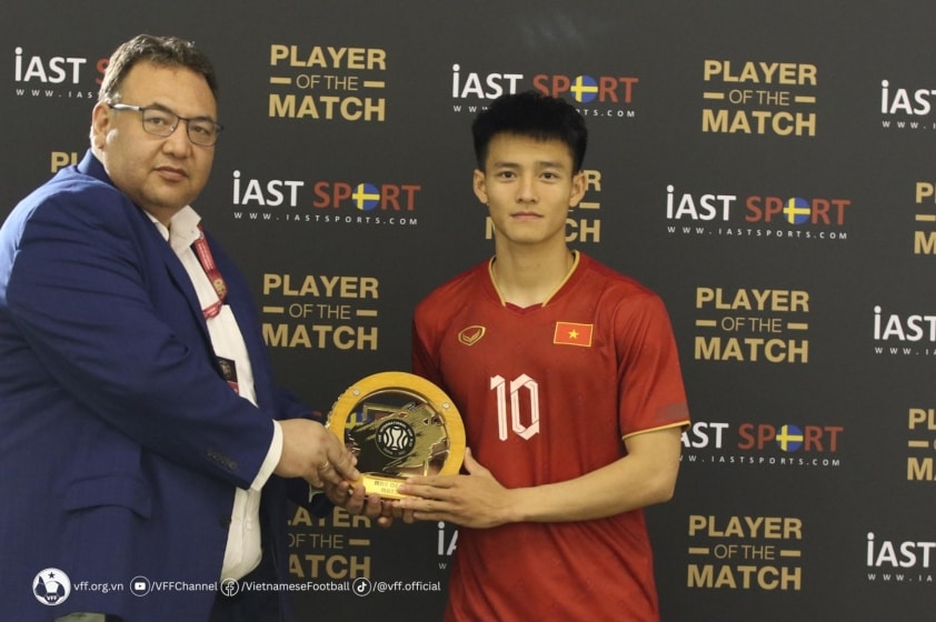 Thanh Nhàn nhận giải MVP trong trận đấu với U23 Kyrgyzstan tại Doha Cup 2023