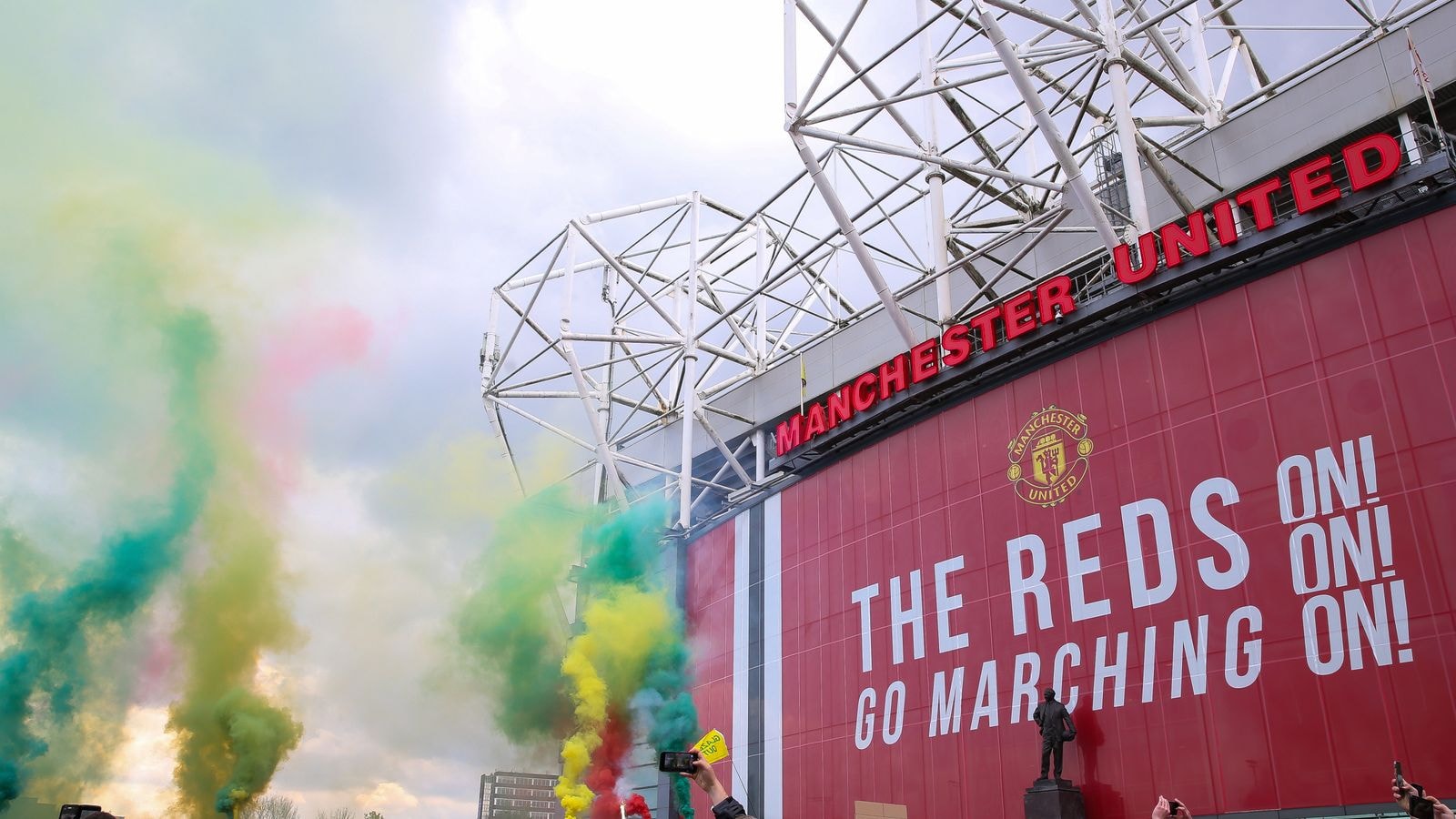 Giá vé tăng cao khiến giấc mơ đến sân xem Man Utd của nhiều người trở nên xa vời.