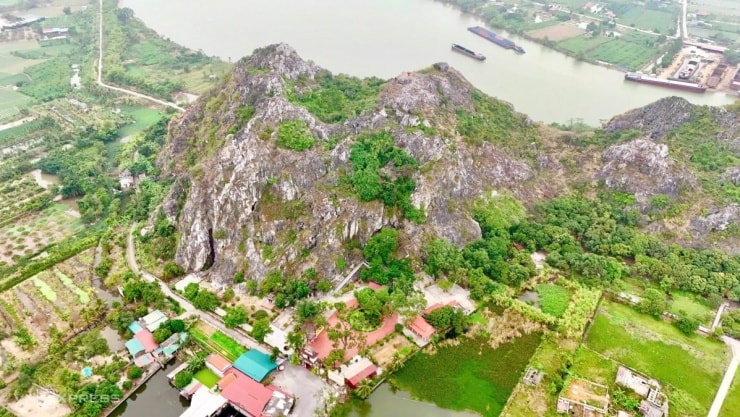 Bia ma nhai khắc trên vách đá tại động Kính Chủ