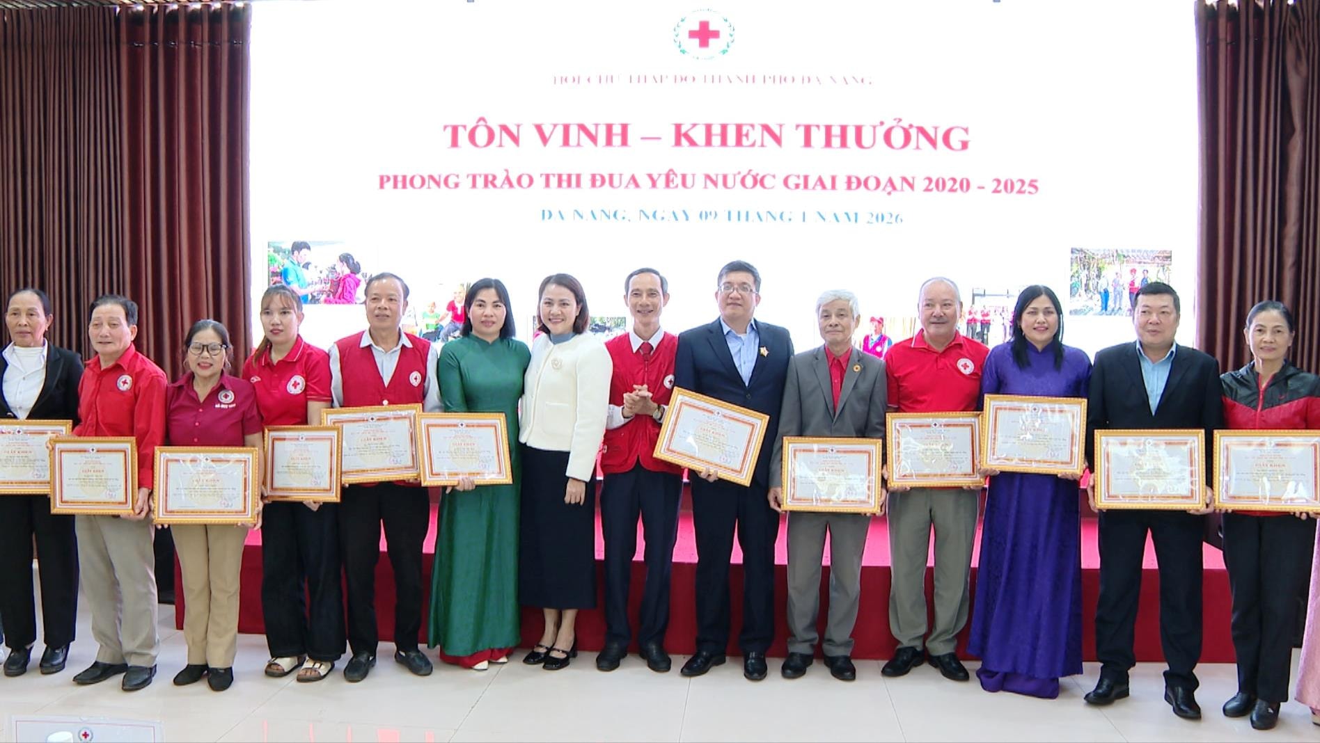 Các cá nhân nhận giấy khen của Hội Chữ thập đỏ thành phố Đà Nẵng. ẢNH: PHƯƠNG HUY