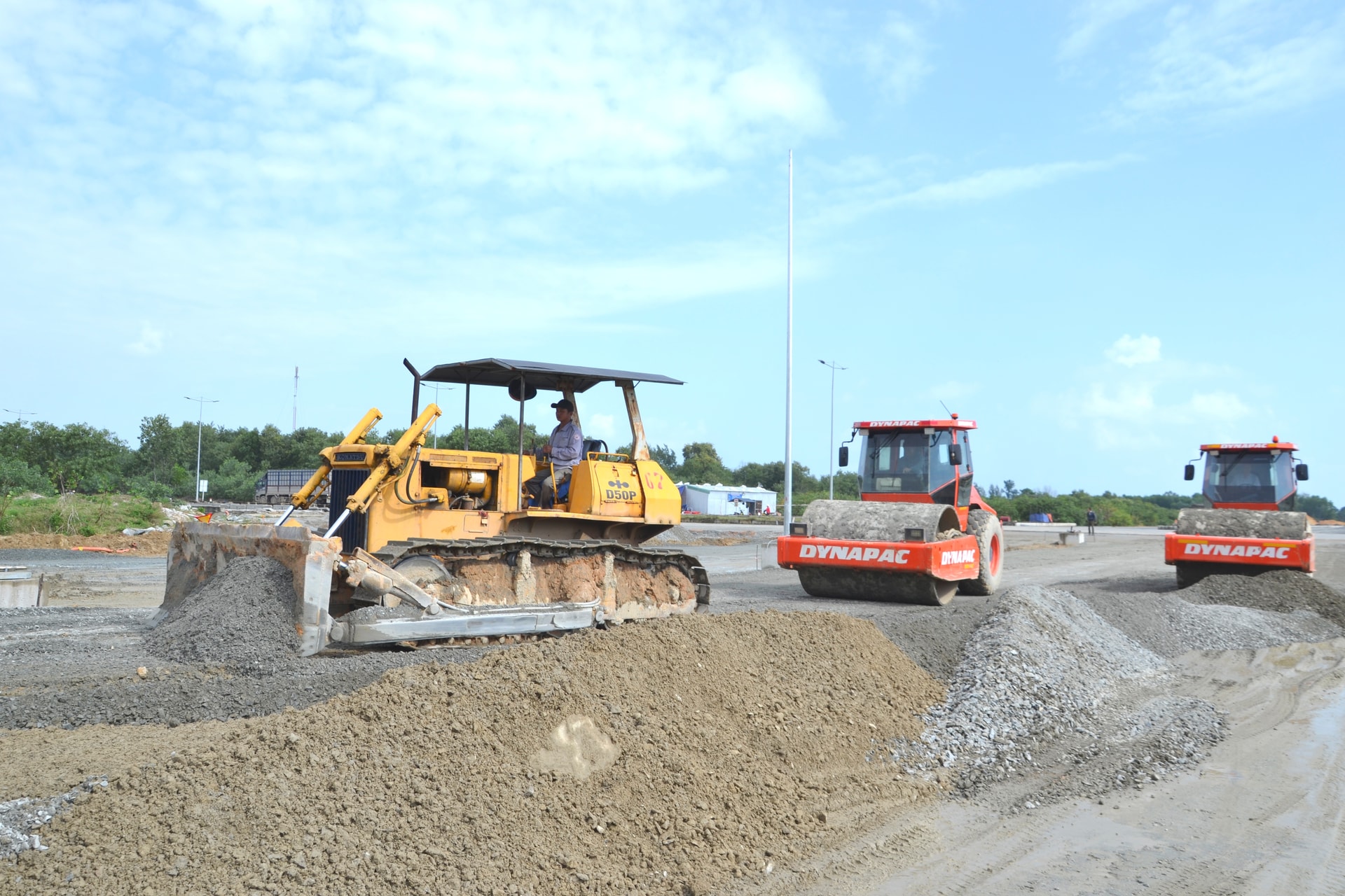 Thi công nền đường đã được bàn giao mặt bằng. Ảnh: CÔNG TÚ