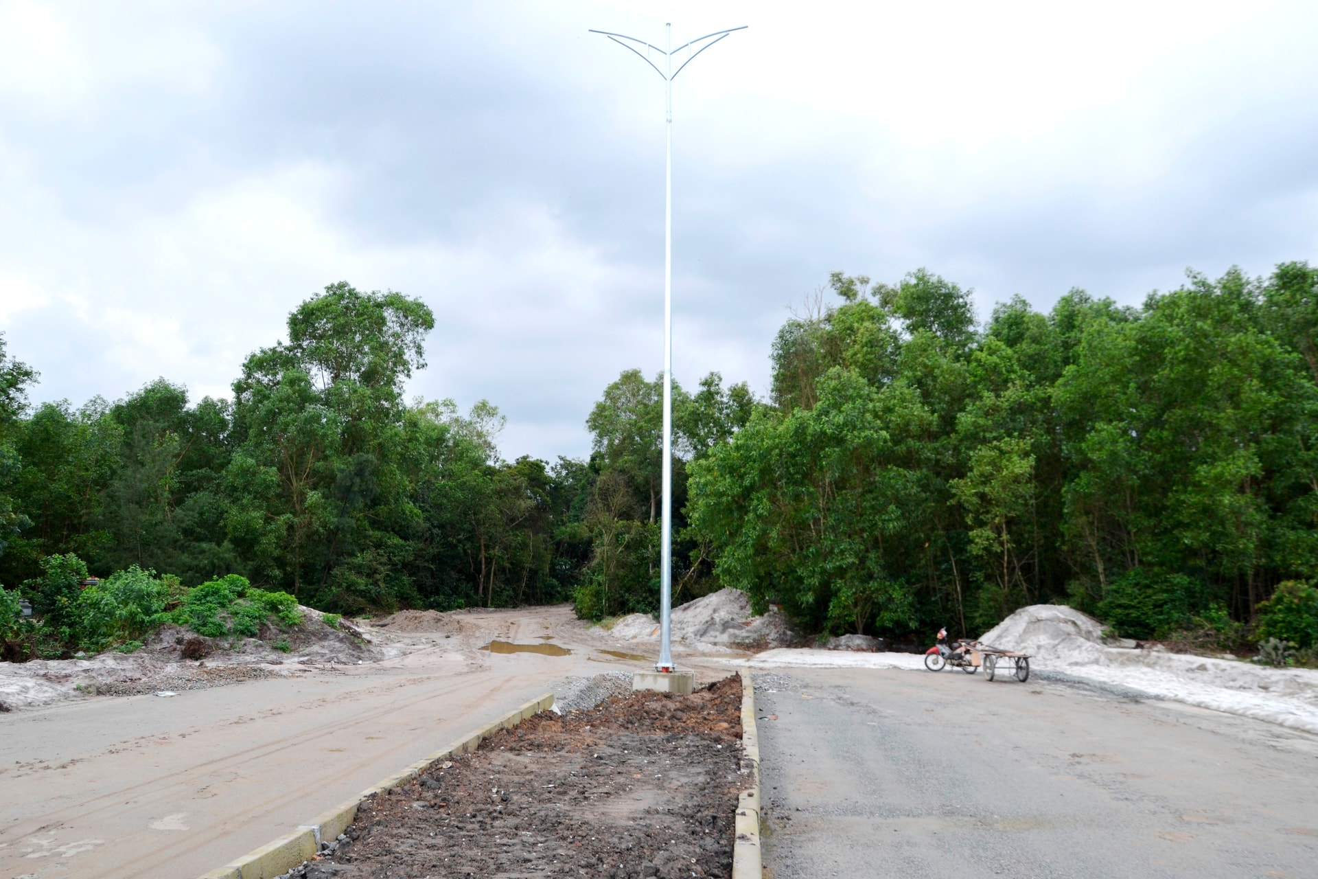 Một vị trí chưa được bàn giao mặt bằng liên quan đến bố trí tái định cư cho hộ bị giải tỏa trắng. Ảnh: CÔNG TÚ