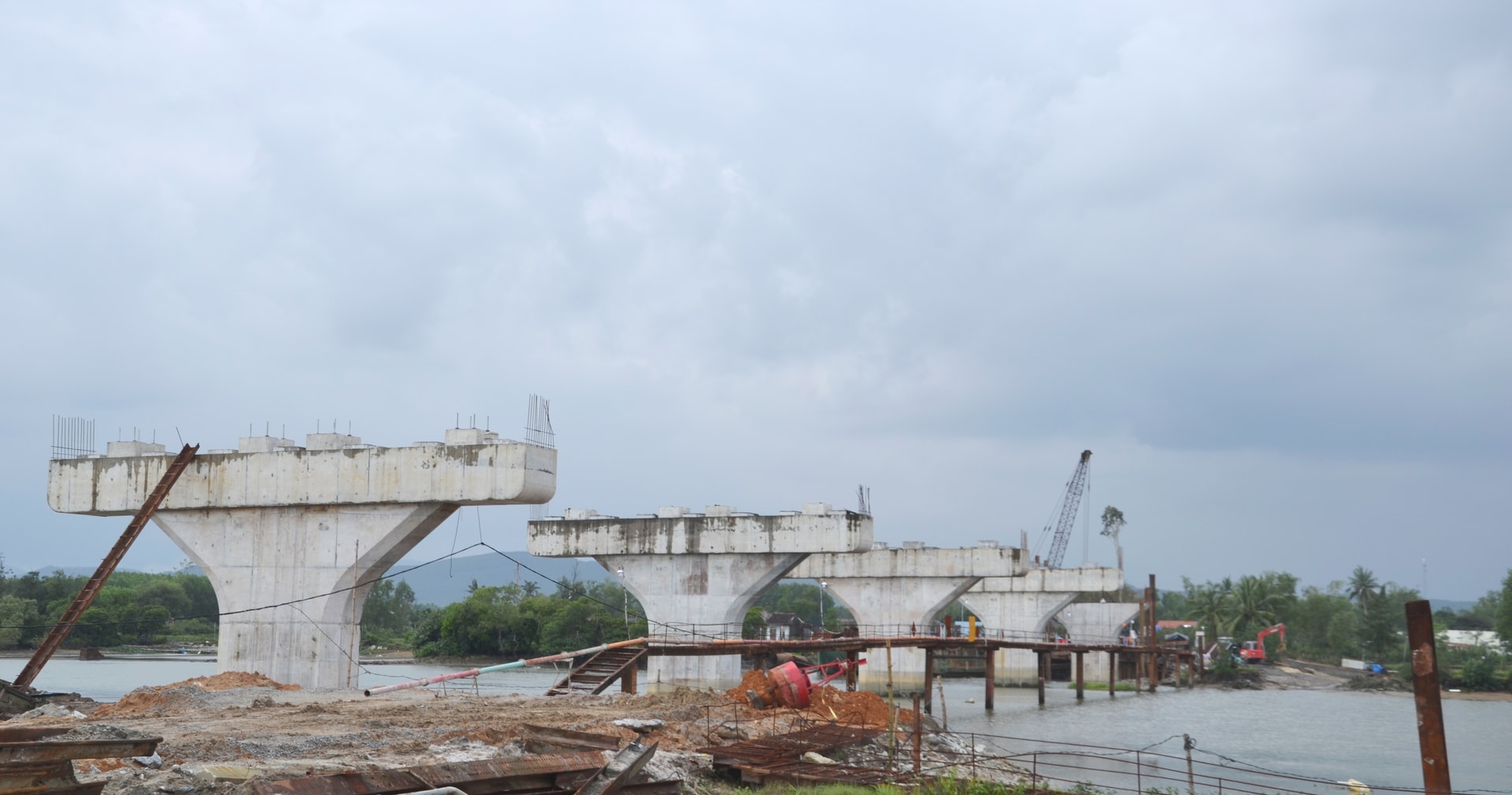 Công trường thi công cầu Sông Chợ. Ảnh: CÔNG TÚ