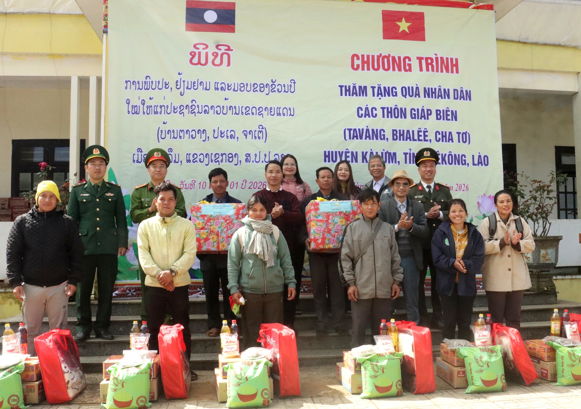 Xã Avương tặng quà nhân dân cụm bản Bhalêê, Cha Tơ (huyện Kà Lừm, tỉnh Sê Kông, Lào). Ảnh: HIỀN THÚY
