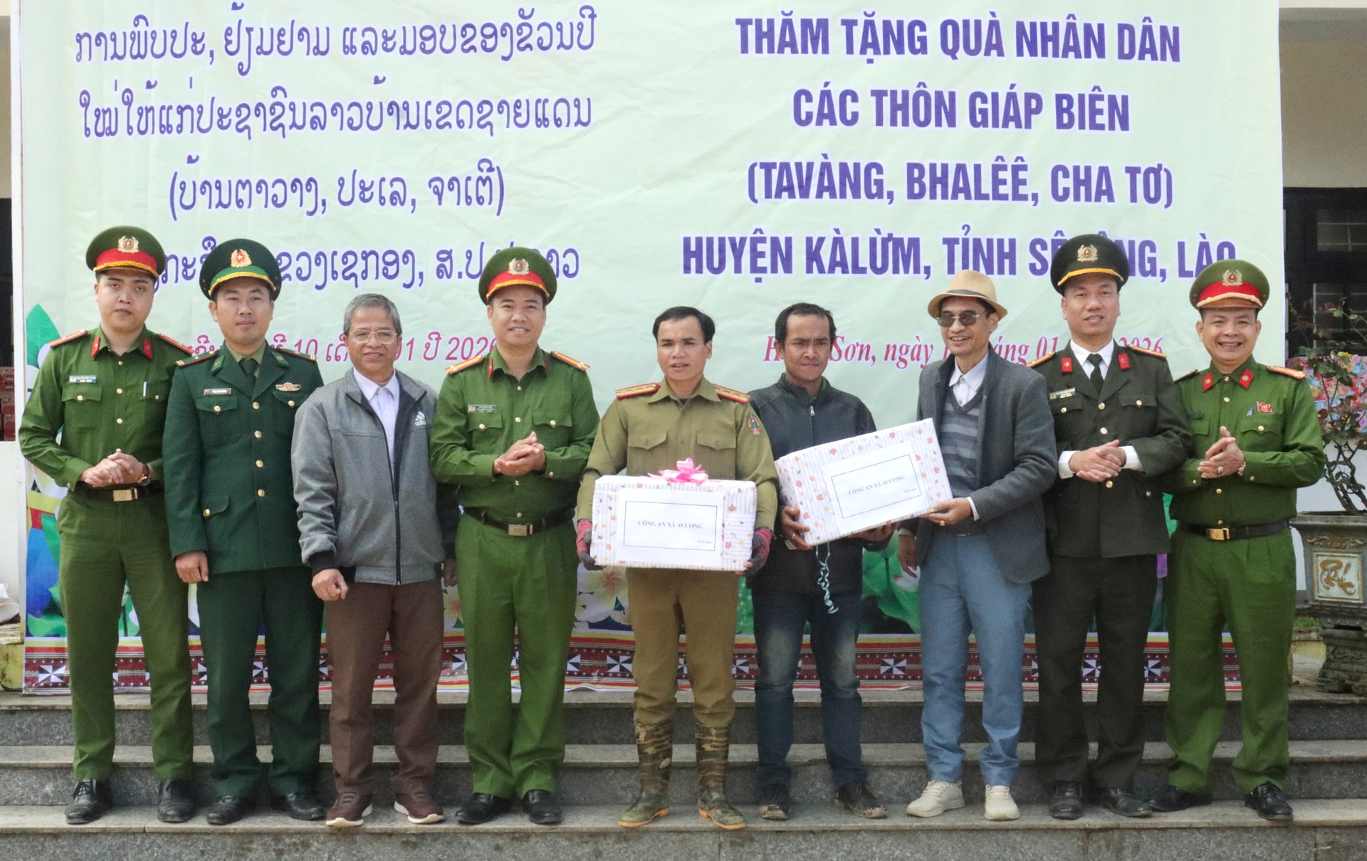 Công an xã Avương tặng các phần quà ý nghĩa cho Trạm kiểm soát cửa khẩu Tây Giang - Kà Lừm và Đại đội 534 (Lào). Ảnh: HIỀN THÚY