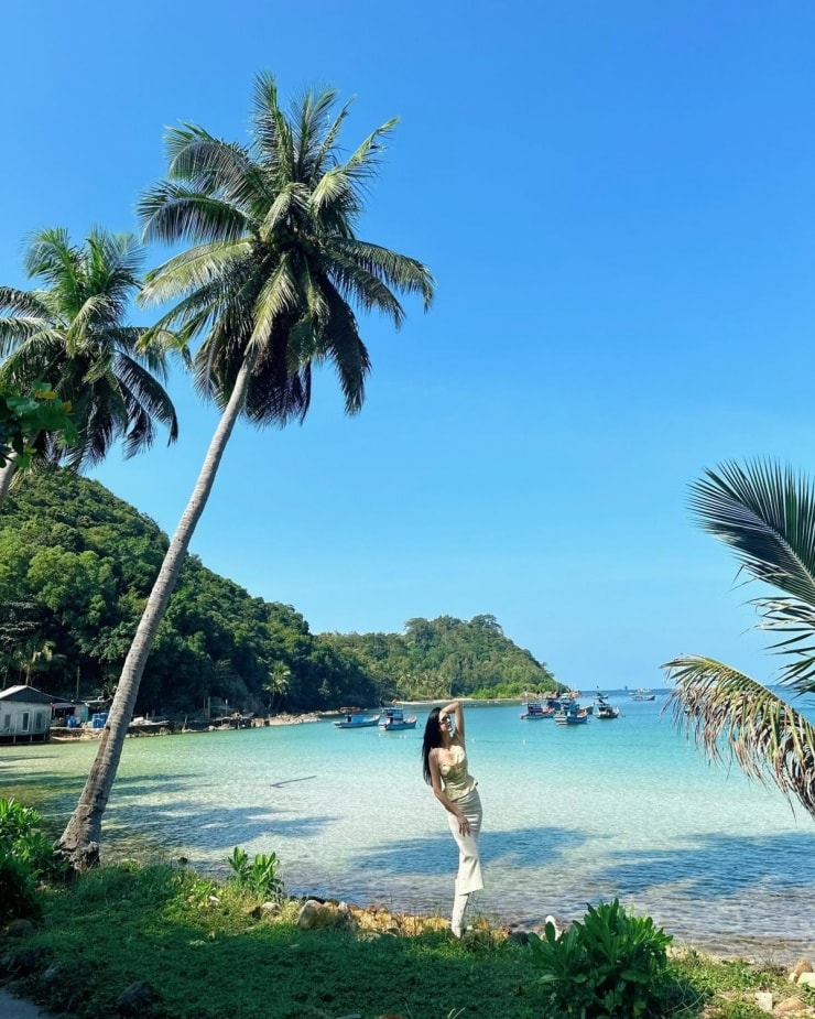 Siêu mẫu Anh Thư rạng rỡ trong chuyến du lịch Nam Du