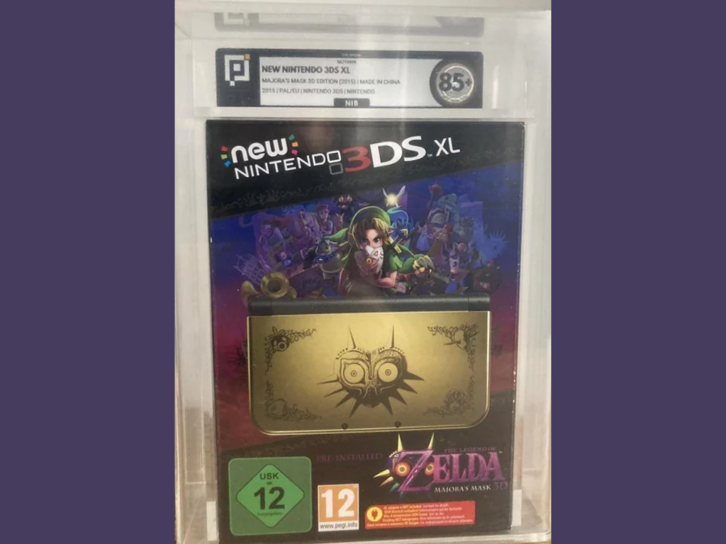 Một chiếc máy New Nintendo 3DS XL phiên bản giới hạn Majora’s Mask được định giá 85+ và niêm phong trong hộp acrylic.