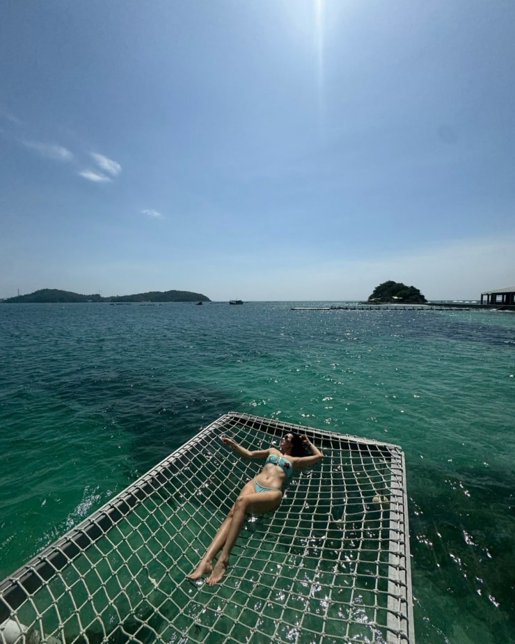 Anh Thư check-in tại hòn Hai Bờ Đập