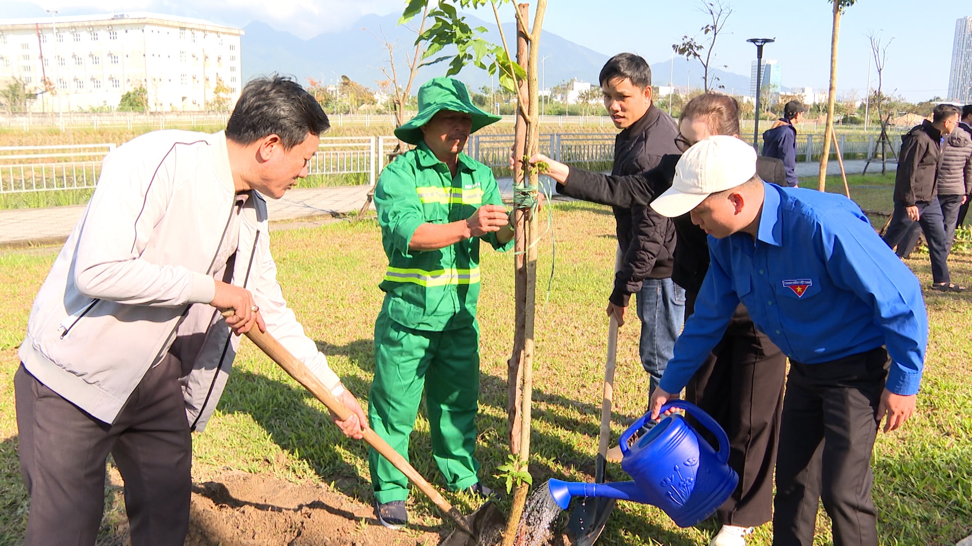 Các đại biểu tham gia trồng cây tại k khu dân cư. Ảnh: VĂN HẢI