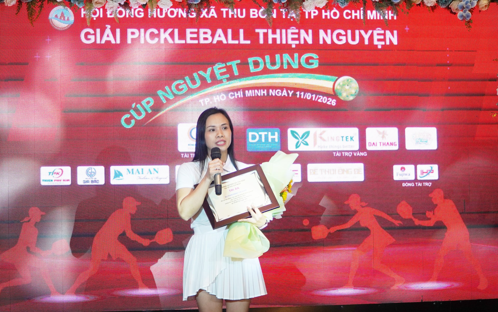 Bà Phan Đặng Thị Dung, Giám đốc Công ty TNHH MTV Sản xuất - thương mại - dịch vụ Nguyệt Dung, Trưởng Ban tổ chức cũng là nhà tài trợ chính của giải phát biểu tại