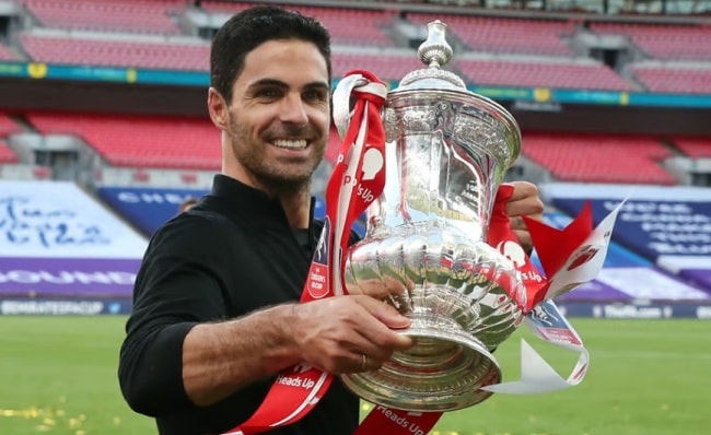HLV Mikel Arteta bên cạnh danh hiệu FA Cup cùng Arsenal
