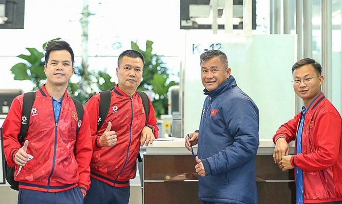 Trợ lý Đinh Hồng Vinh và HLV Kim Sang Sik trên sân tập