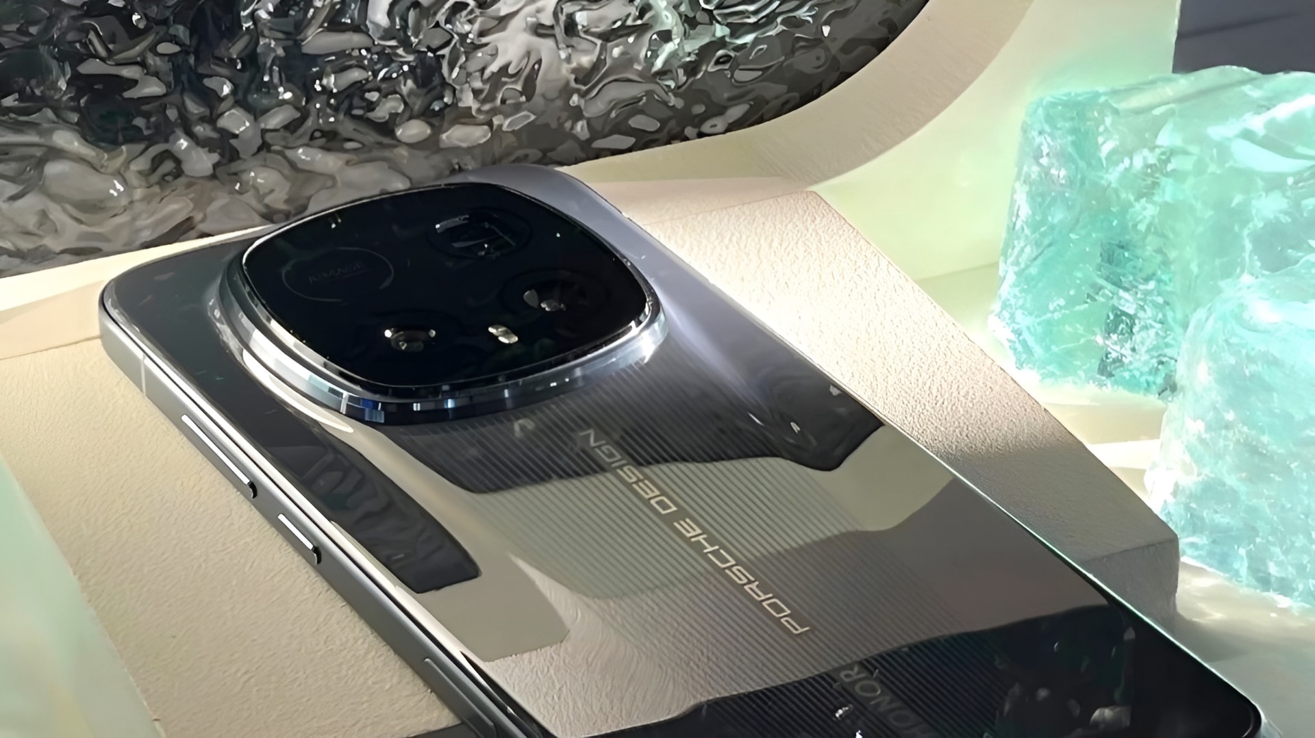 Những hình ảnh thực tế và bản dựng đầu tiên của Honor Magic 8 RSR Porsche Edition xuất hiện tại Trung Quốc.