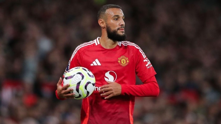 Noussair Mazraoui trong màu áo Manchester United