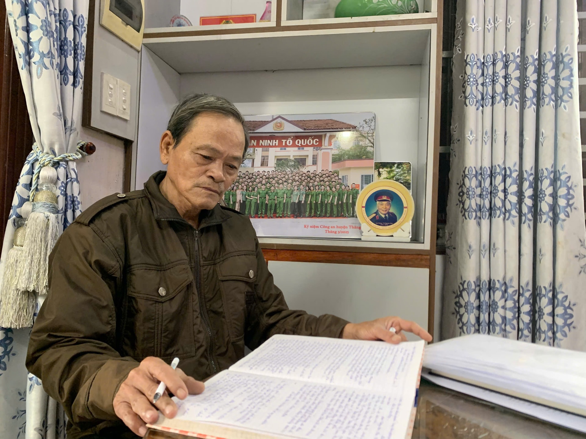 Ông Lê Vân luôn tận tâm, trách nhiệm vì cộng đồng. Ảnh: B.N