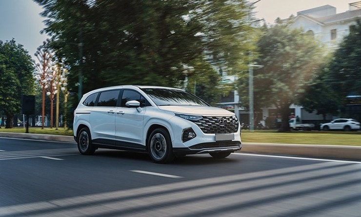 Chi tiết đuôi xe Hyundai Custin với dải đèn LED kéo dài ấn tượng.
