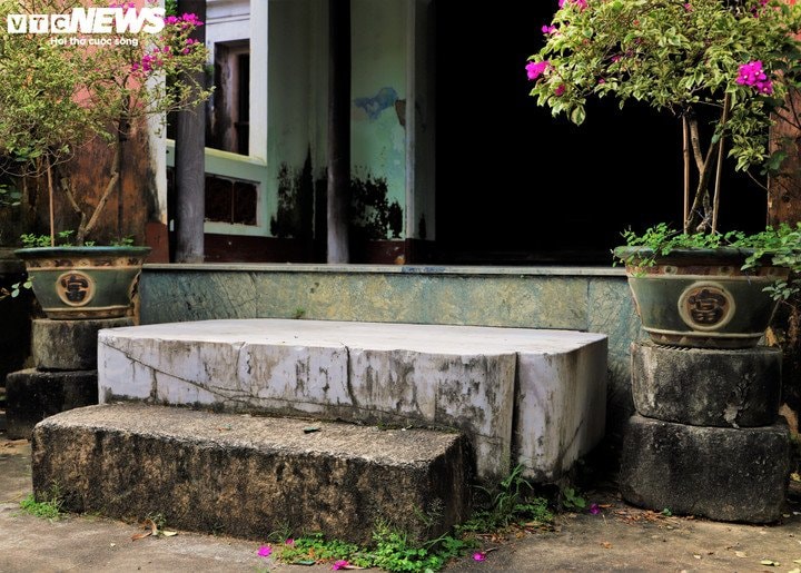 Khối bạch thạch nằm trước cửa chánh điện được dân gian gọi là Phiến đá chém với nhiều câu chuyện lịch sử.