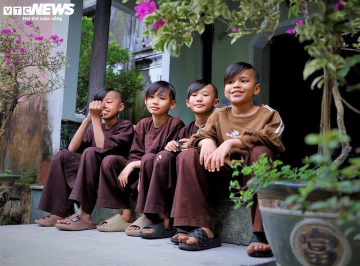 Phiến đá được đặt trước chánh điện với mong muốn hóa giải oan khiên bằng tiếng kinh kệ hằng ngày.