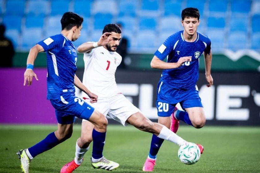 Cầu thủ U23 Iran tranh chấp quyết liệt với cầu thủ U23 Uzbekistan tại bảng C