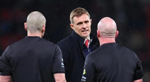 Darren Fletcher phản ứng gay gắt với tổ trọng tài sau trận thua Brighton tại FA Cup.