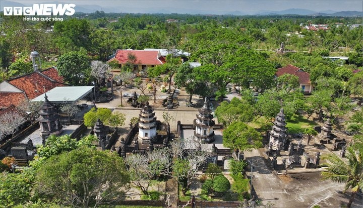 Vườn tháp tổ phía Bắc của chùa với hơn 20 ngôi tháp cổ của các đời trụ trì.