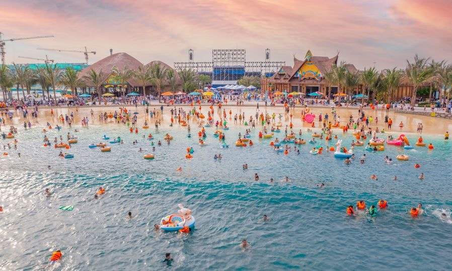 Tận hưởng biển xanh ở VinWonders Wave Park & Water Park
