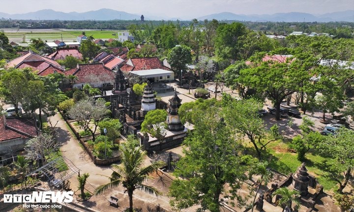 Ngôi cổ tự tọa lạc trên đồi Long Bích, mặt hướng về núi Mò O, phía xa xa là tháp Cánh Tiên và thành cổ Đồ Bàn.
