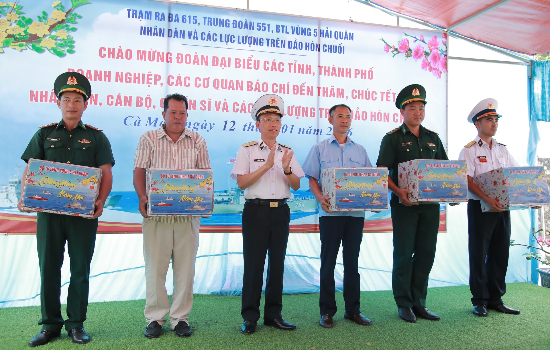 TANG QUA Chuẩn Đô đốc Ngô Văn Thành, Bí thư Đảng ủy, Chính ủy Vùng 5 Hải quân tặng quà các lực lượng trên đảo Hòn Chuối. Ảnh: ĐẮC MẠNH
